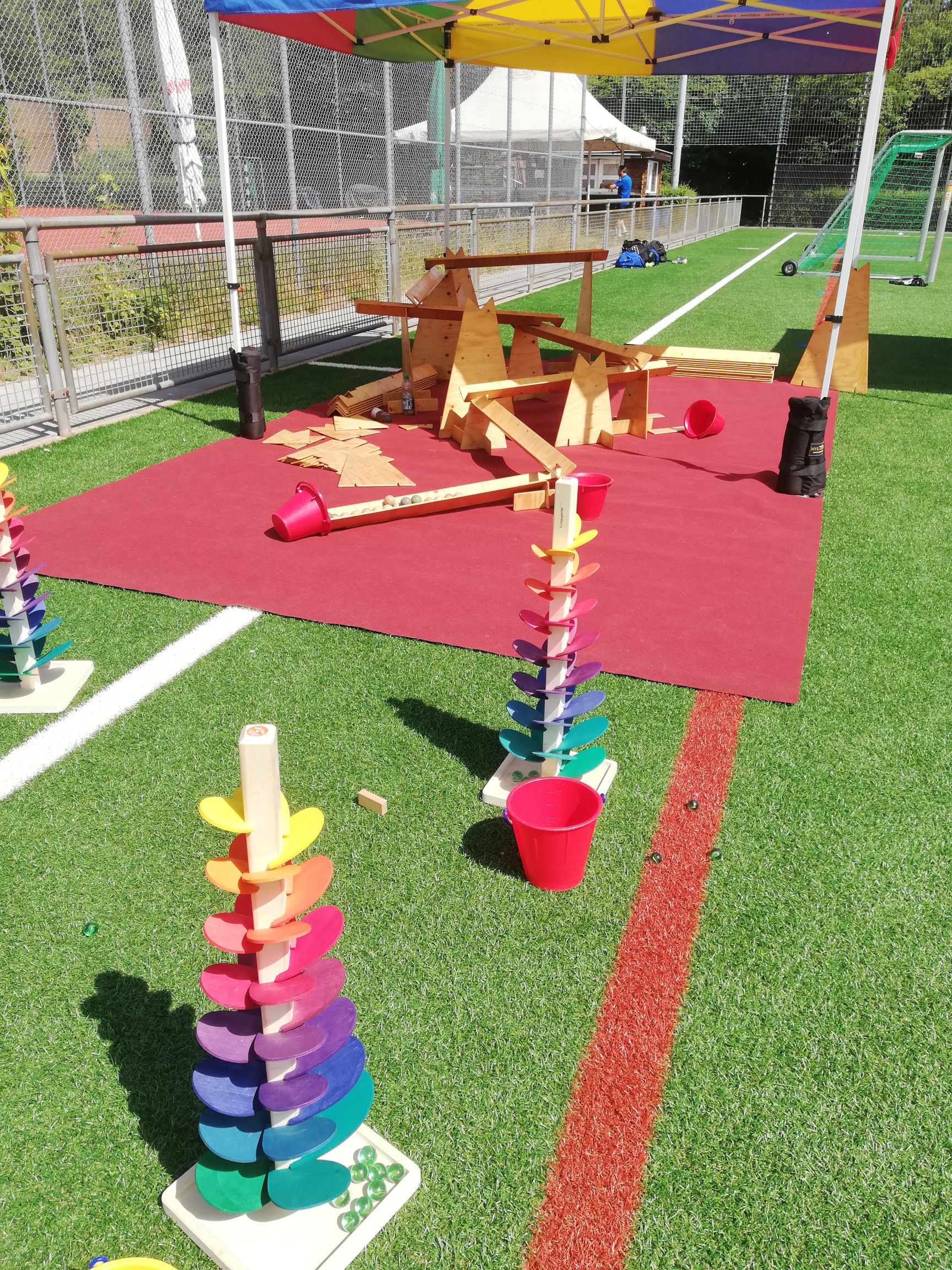 Klangbäume und Murmelbahn auf Sportplatz am Birkenkopf in Stuttgart